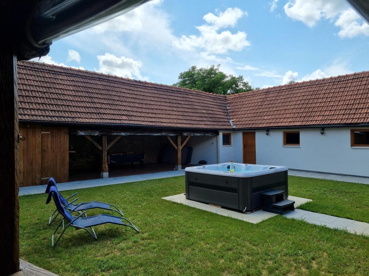 Hostal Ruralna Kuca Za Odmor Kablarovo Brdo Krnjak Exterior foto